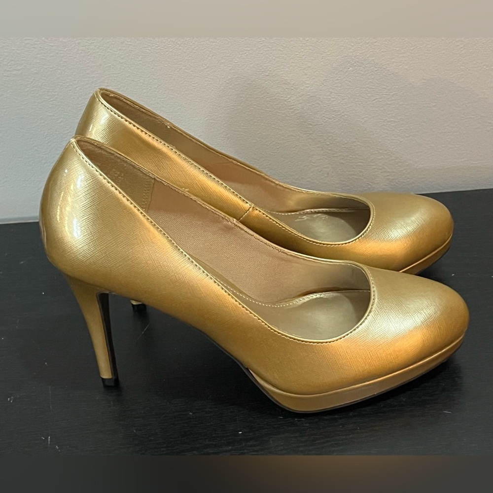 Elegant Women’s Gold Christian Soriano Women's Heels size 8